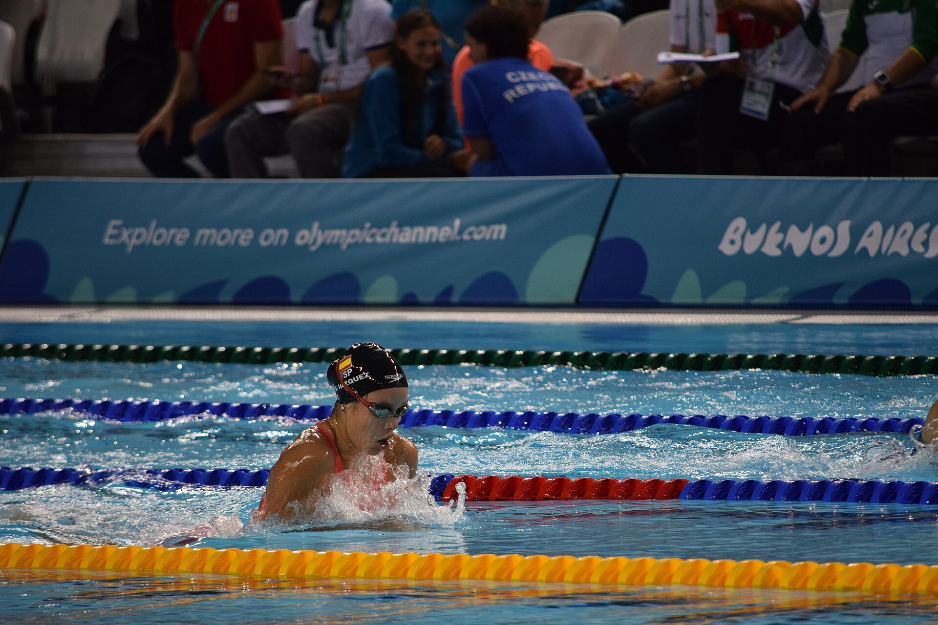 Una final de natación en competición internacional